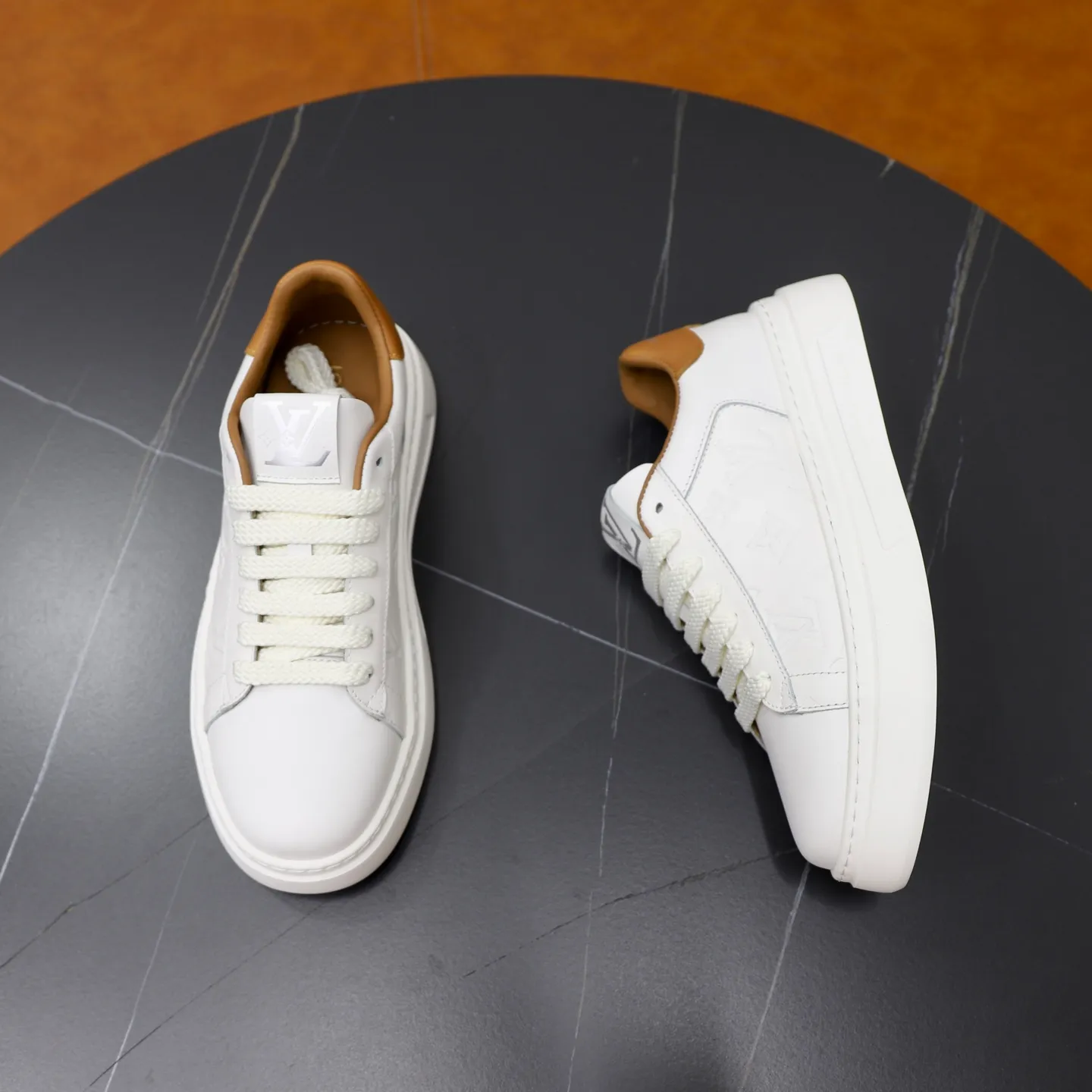 Ex-factory price: 480💰🙅‍♂️🙅‍♂️🙅‍♂️ Brand: LV Louis Vuitton Standard code: 38-44 (45 customized) Grade: Same as the official website Material: Original cowhide fabric Comfortable cowhide lining Increased lightness, wear-resistant and soft outsole Style category: Men's fashionable casual shoes Running sneakers Distinguished luxury brand elements Top luxury Color: actual picture color